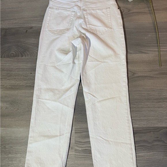 Abercrombie & Fitch The 90’s Straight Ultra High Rise White Jeans - Picture 9 of 11
